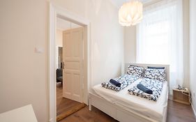 Lovely Central Apartment By Julia